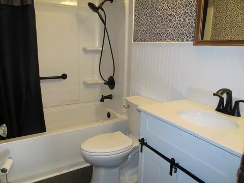 Bath - 2013 5th St, Moline, IL 61265 photo 3 of 3