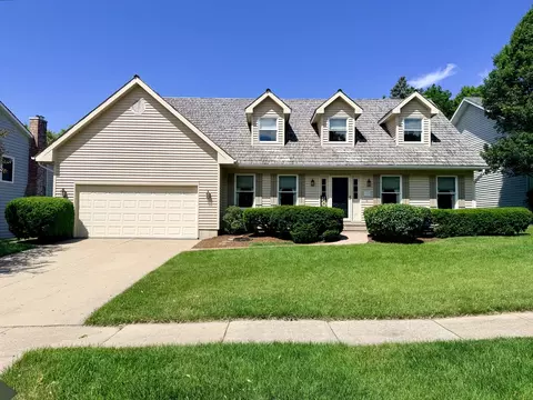1137 Loyola Dr, Libertyville, IL 60048