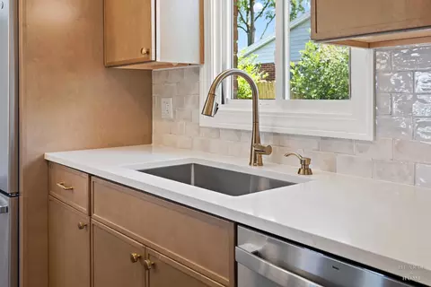 Kitchen - 49 King Ln, Des Plaines, IL 60016 photo 8 of 9