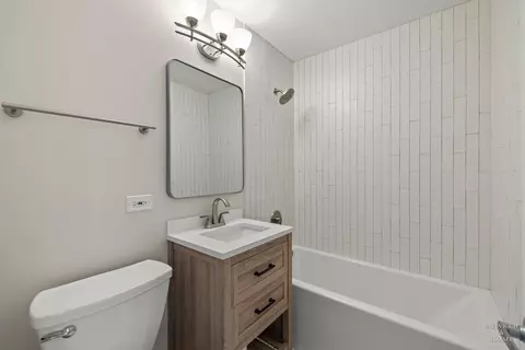 Bath - 49 King Ln, Des Plaines, IL 60016 photo 1 of 2