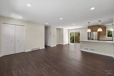 Living - 49 King Ln, Des Plaines, IL 60016 photo 4 of 5