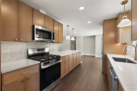 Kitchen - 49 King Ln, Des Plaines, IL 60016 photo 2 of 9