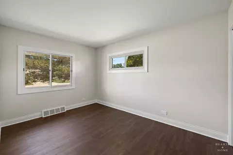 Bedroom - 49 King Ln, Des Plaines, IL 60016 photo 1 of 3