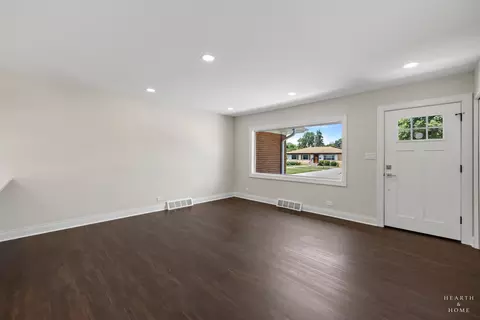 Living - 49 King Ln, Des Plaines, IL 60016 photo 2 of 5