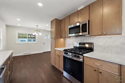 Kitchen - 49 King Ln, Des Plaines, IL 60016 photo 6 of 9