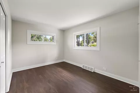 Bedroom - 49 King Ln, Des Plaines, IL 60016 photo 2 of 3