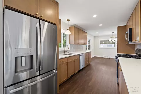 Kitchen - 49 King Ln, Des Plaines, IL 60016 photo 3 of 9