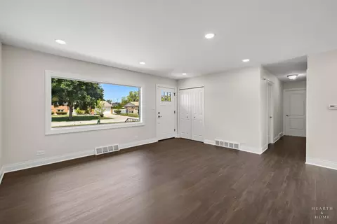 Living - 49 King Ln, Des Plaines, IL 60016 photo 5 of 5