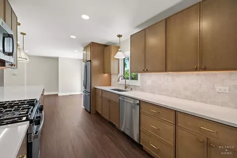 Kitchen - 49 King Ln, Des Plaines, IL 60016 photo 4 of 9