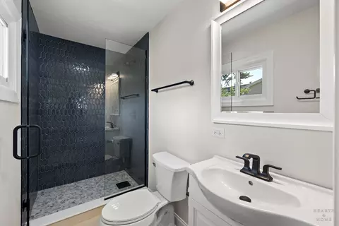 Bath - 49 King Ln, Des Plaines, IL 60016 photo 2 of 2