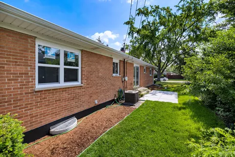 Exterior - 49 King Ln, Des Plaines, IL 60016 photo 5 of 6