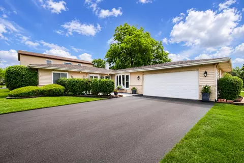 410 Manor Hill Ln, Lombard, IL 60148