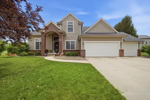 9 Brookline Ct, Bloomington, IL 61705
