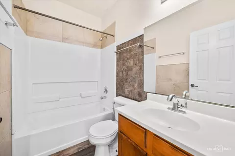 Bath - 255 Bartlett Pl, Elgin, IL 60120 photo 1 of 1