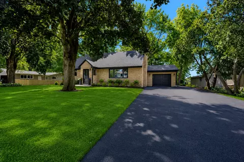 141 Adler Dr, Libertyville, IL 60048