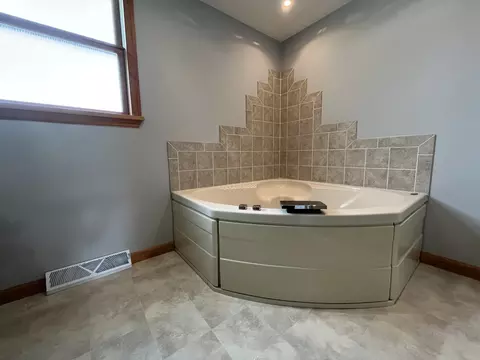 Bath - 1014 Walnut St, Ottawa, IL 61350 photo 3 of 3
