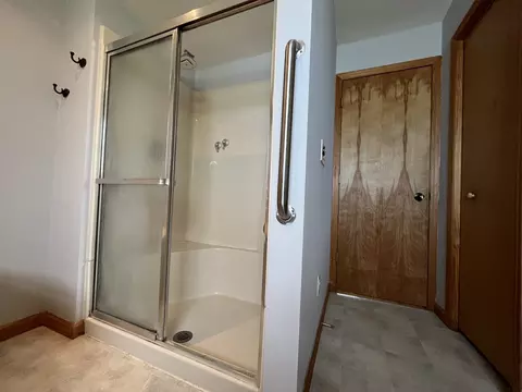 Bath - 1014 Walnut St, Ottawa, IL 61350 photo 2 of 3