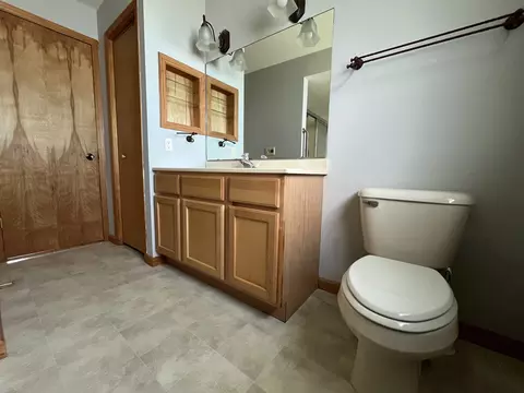Bath - 1014 Walnut St, Ottawa, IL 61350 photo 1 of 3