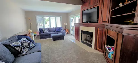 Living - 981 S Evergreen Ave, Kankakee, IL 60901 photo 5 of 8