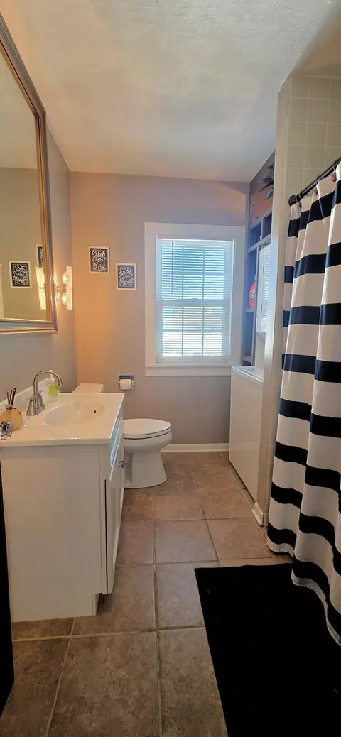 Bath - 981 S Evergreen Ave, Kankakee, IL 60901 photo 2 of 3