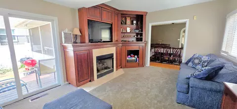 Living - 981 S Evergreen Ave, Kankakee, IL 60901 photo 4 of 8