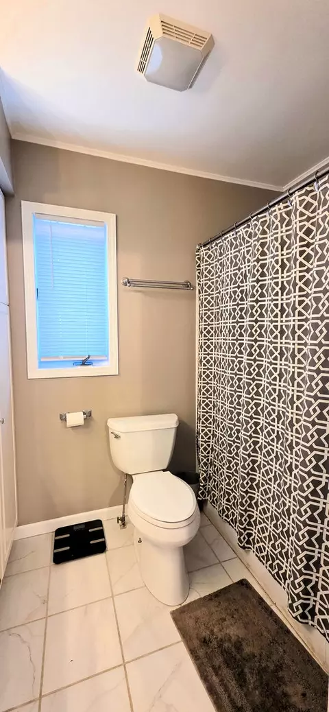 Bath - 981 S Evergreen Ave, Kankakee, IL 60901 photo 1 of 3