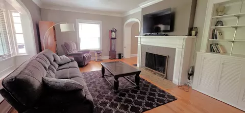 Living - 981 S Evergreen Ave, Kankakee, IL 60901 photo 2 of 8