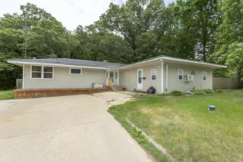 1572 Winnetka St, Dixon, IL 61021