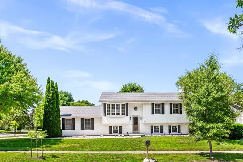 2102 Pacific Ave, Bloomington, IL 61701
