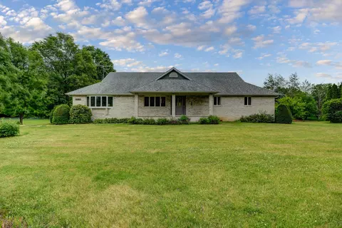 2205 Meadows Dr, Sterling, IL 61081