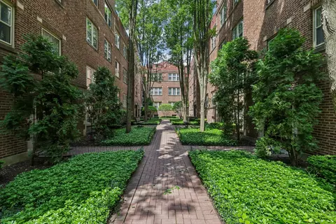 219 N Oak Park Ave #2E, Oak Park, IL 60302