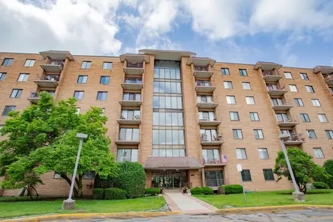 1717 W Crystal Ln #603, Mount Prospect, IL 60056
