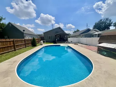 Exterior - 511 E Herrin St, Herrin, IL 62948 photo 2 of 4