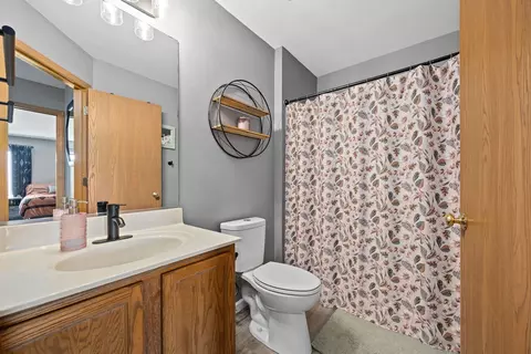 Bath - 1802 Blue Ridge Dr, Plainfield, IL 60586 photo 2 of 3