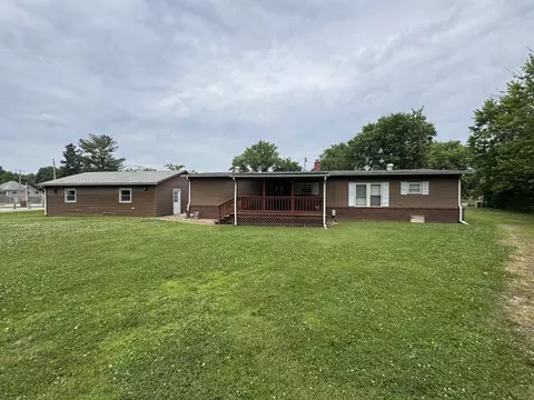 Exterior - 112 E 6th St, Staunton, IL 62088 photo 3 of 4