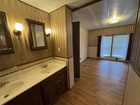 Bath - 112 E 6th St, Staunton, IL 62088 photo 4 of 5