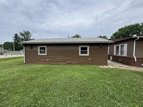 Exterior - 112 E 6th St, Staunton, IL 62088 photo 4 of 4