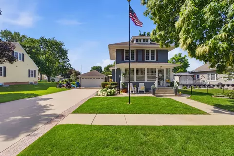 919 8th St, Dewitt, IA 52742