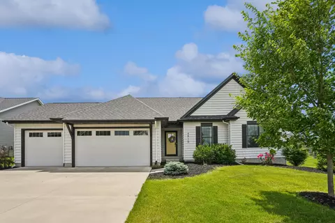 4915 Lakeside Dr, Bettendorf, IA 52722