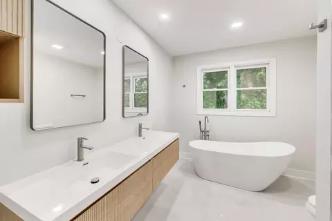 Bath - 251 Perth Rd, Cary, IL 60013 photo 2 of 3