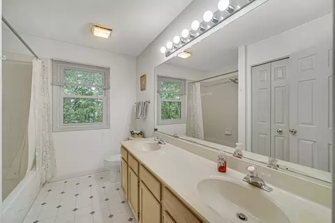 Bath - 1940 Waverly Ln, Algonquin, IL 60102 photo 3 of 4