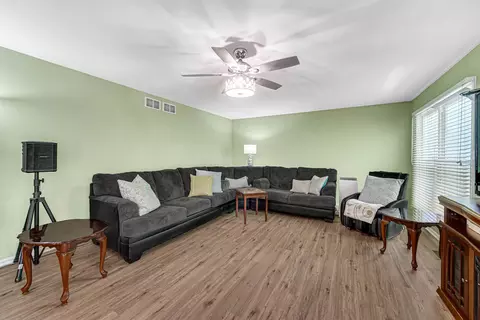 Living - 1940 Waverly Ln, Algonquin, IL 60102 photo 3 of 4