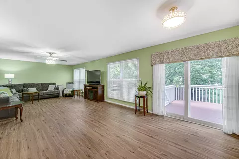 Living - 1940 Waverly Ln, Algonquin, IL 60102 photo 2 of 4