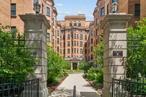 550 W Surf St #609, Chicago, IL 60657