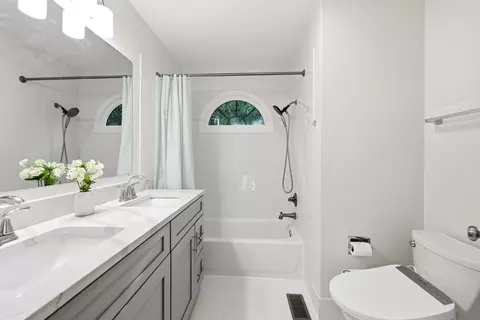 Bath - 4310 Forest Glen Dr, Hoffman Estates, IL 60192 photo 3 of 3