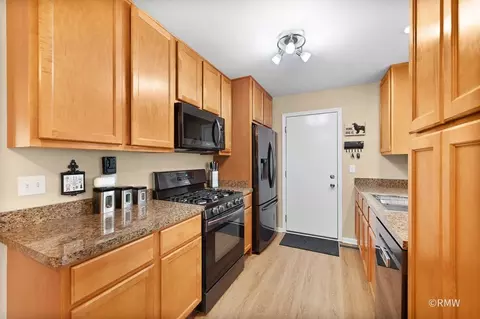 Kitchen - 922 Capistrano Ter, Bartlett, IL 60103 photo 2 of 2