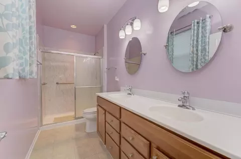 Bath - 2886 Edgewater Dr, Elgin, IL 60124 photo 1 of 2