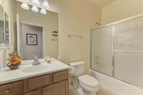Bath - 2886 Edgewater Dr, Elgin, IL 60124 photo 2 of 2