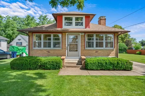 746 Parkway Ave, Elgin, IL 60120