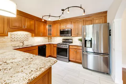 Kitchen - 1575 Sandpebble Dr #104, Wheeling, IL 60090 photo 3 of 3
